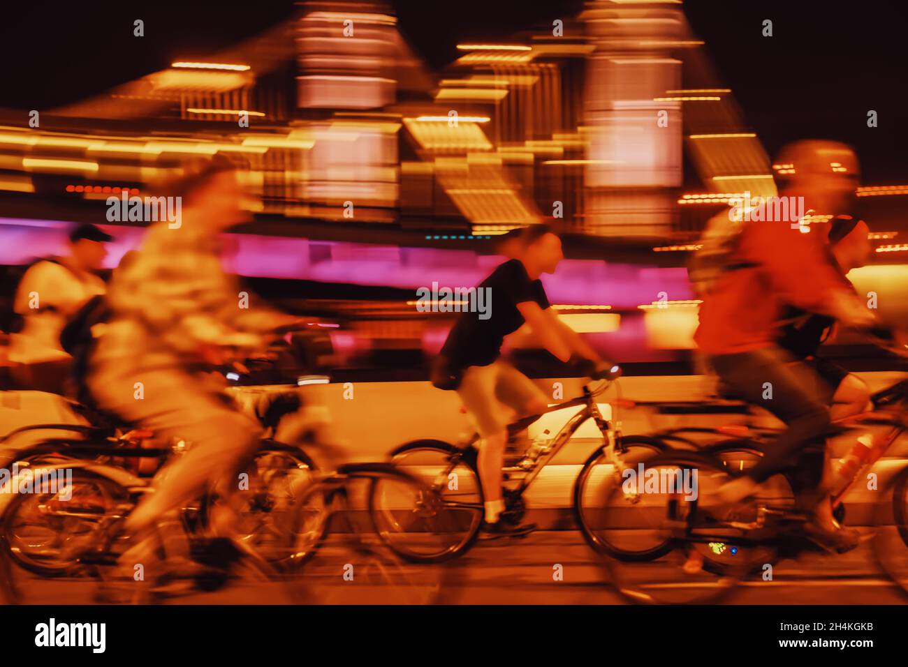 Silhouette di gruppo astratte ciclisti sulla strada della città, illuminazione, movimento sfocato, bike festival. Concetto di sport, stile di vita sano, sfondo moderno Foto Stock