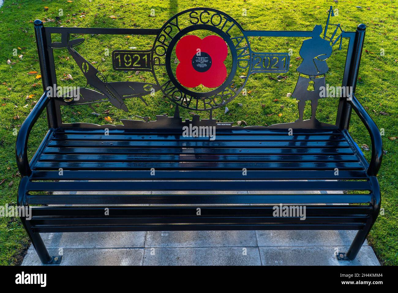 Cenotaph War Memorial, Montrose, Angus, Scozia, UK 3 novembre 2021: Il nuovo panch del Centenario Poppy è stato presentato al Cenotaph di Montrose il 28 ottobre. Questo progetto è stato finanziato, progettato e prodotto localmente. Il gruppo “Poppy Scotland Montrose” era alla base del progetto. La nuova panchina, completa la panchina esistente presso il memoriale di guerra di Cenotaph. Credit: Barry Nixon/Alamy Live News Foto Stock