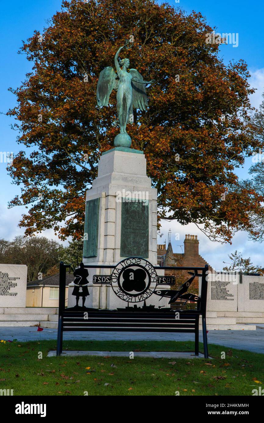 Cenotaph War Memorial, Montrose, Angus, Scozia, UK 3 novembre 2021: Il nuovo panch del Centenario Poppy è stato presentato al Cenotaph di Montrose il 28 ottobre. Questo progetto è stato finanziato, progettato e prodotto localmente. Il gruppo “Poppy Scotland Montrose” era alla base del progetto. La nuova panchina, completa la panchina esistente presso il memoriale di guerra di Cenotaph. Credit: Barry Nixon/Alamy Live News Foto Stock