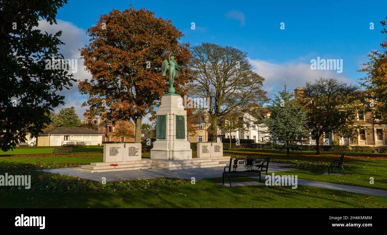 Cenotaph War Memorial, Montrose, Angus, Scozia, UK 3 novembre 2021: Il nuovo panch del Centenario Poppy è stato presentato al Cenotaph di Montrose il 28 ottobre. Questo progetto è stato finanziato, progettato e prodotto localmente. Il gruppo “Poppy Scotland Montrose” era alla base del progetto. La nuova panchina, completa la panchina esistente presso il memoriale di guerra di Cenotaph. Credit: Barry Nixon/Alamy Live News Foto Stock