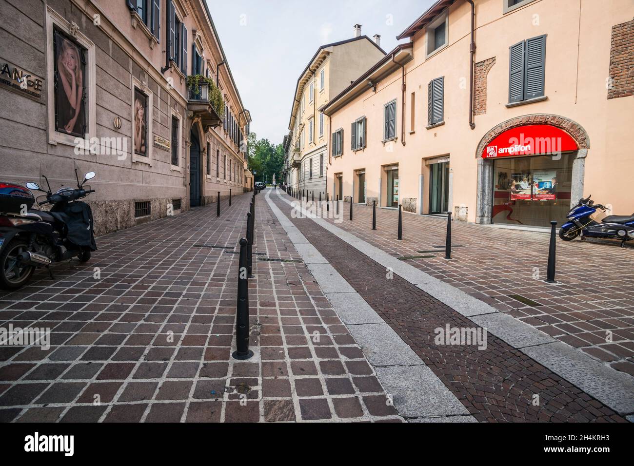 Paesaggio urbano. Via Carlo porta. Strada che porta alla rotonda con la Statua del Re Umberto I. Monza, Lombardia, Italia. Foto Stock