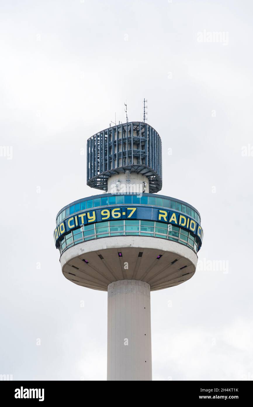 Galleria di visione e antenne di trasmissione radio sulla parte superiore della torre della città della radio, Liverpool 2021 Foto Stock