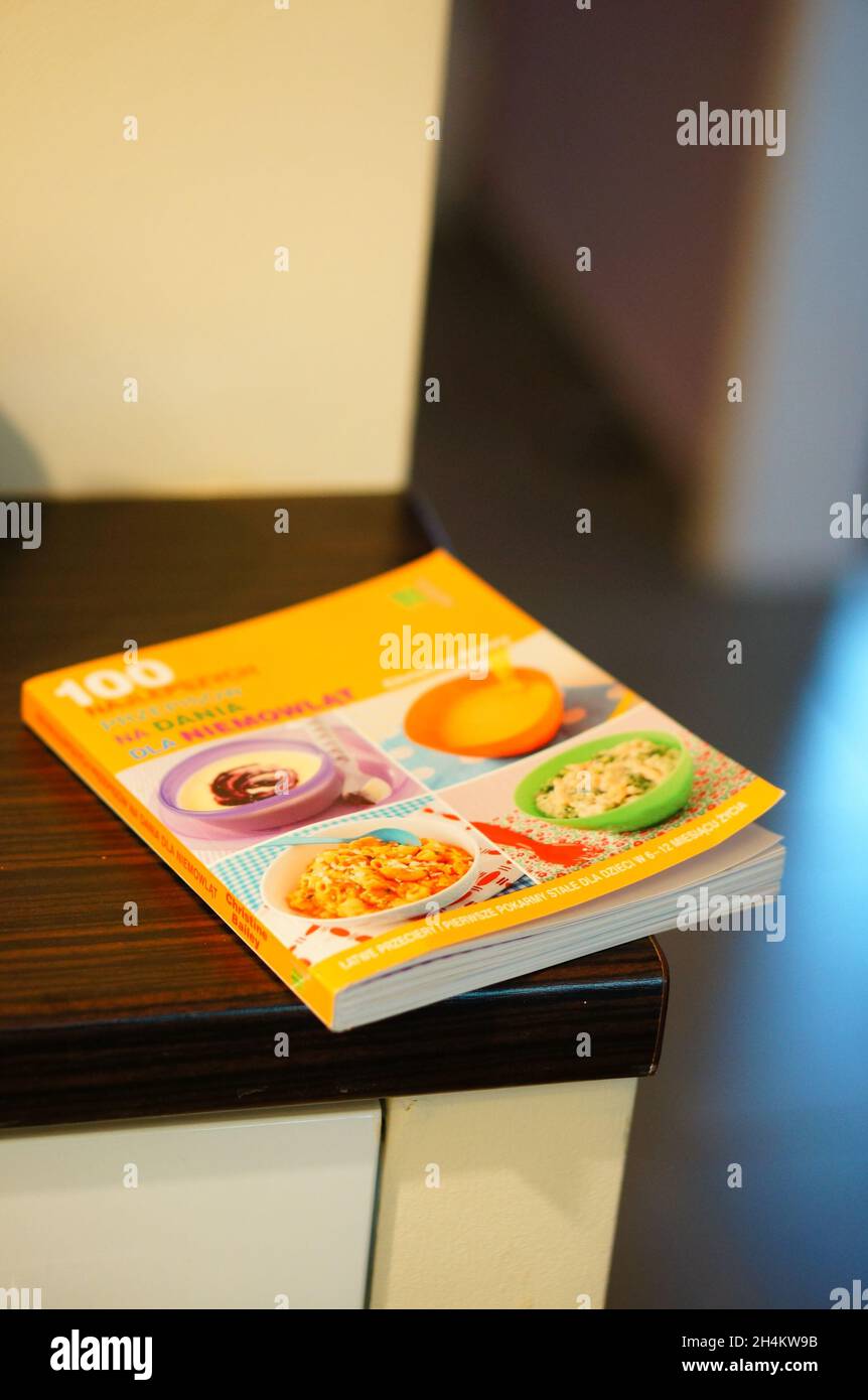 POZNAN, POLONIA - 04 gennaio 2015: Un primo piano verticale di un libro di cucina polacco con 100 ricette per bambini su un tavolo a Poznan, Polonia Foto Stock