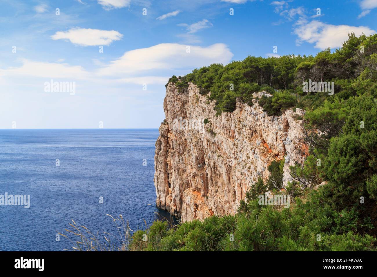 Questa è l'isola croata di Dugi Otok che lascia la sua costa rocciosa e ripida ad ovest nel mare Adriatico aperto. Foto Stock