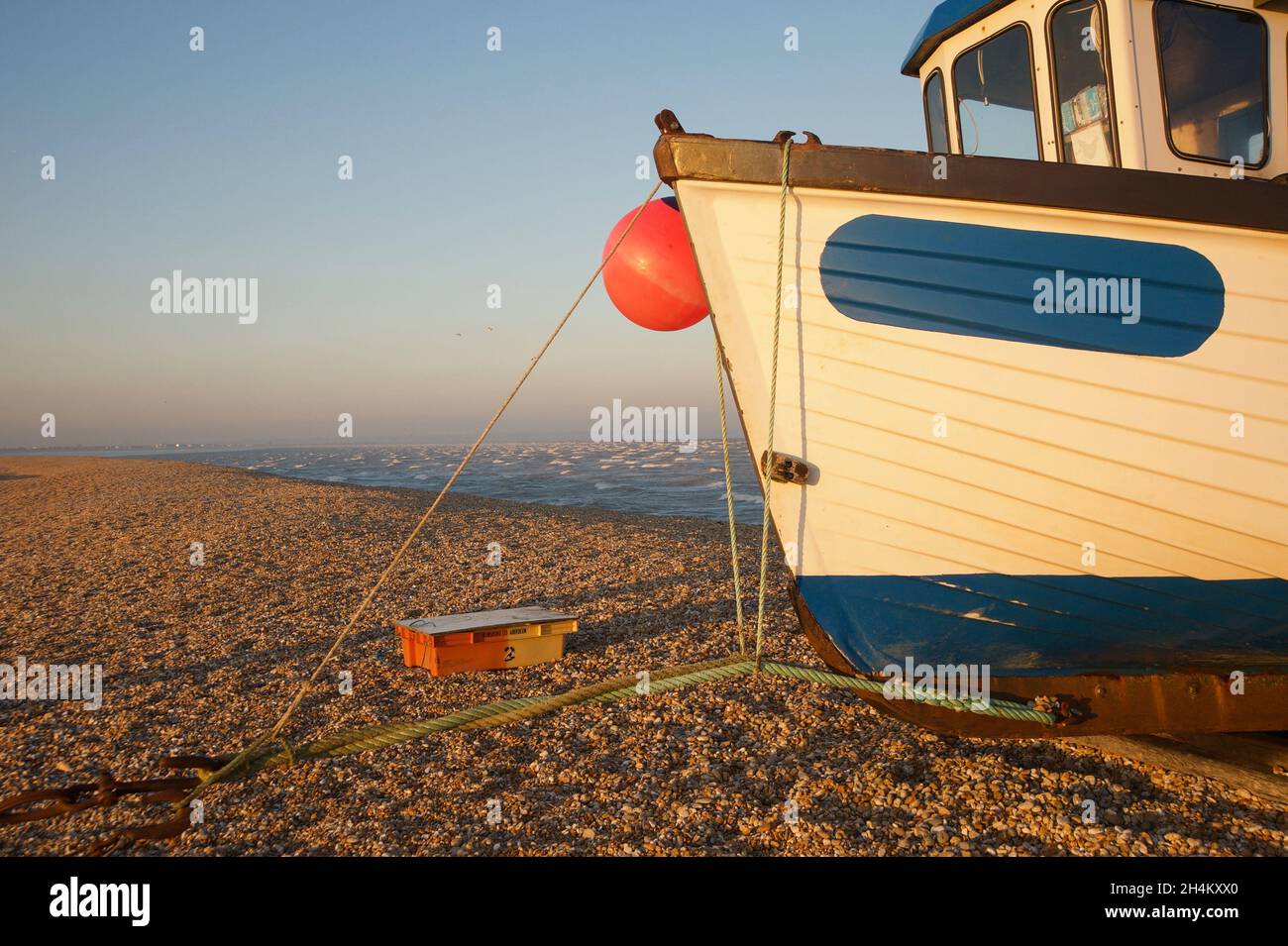 Piccola barca da pesca trainato sulla spettacolare spiaggia di Dungeness Foto Stock