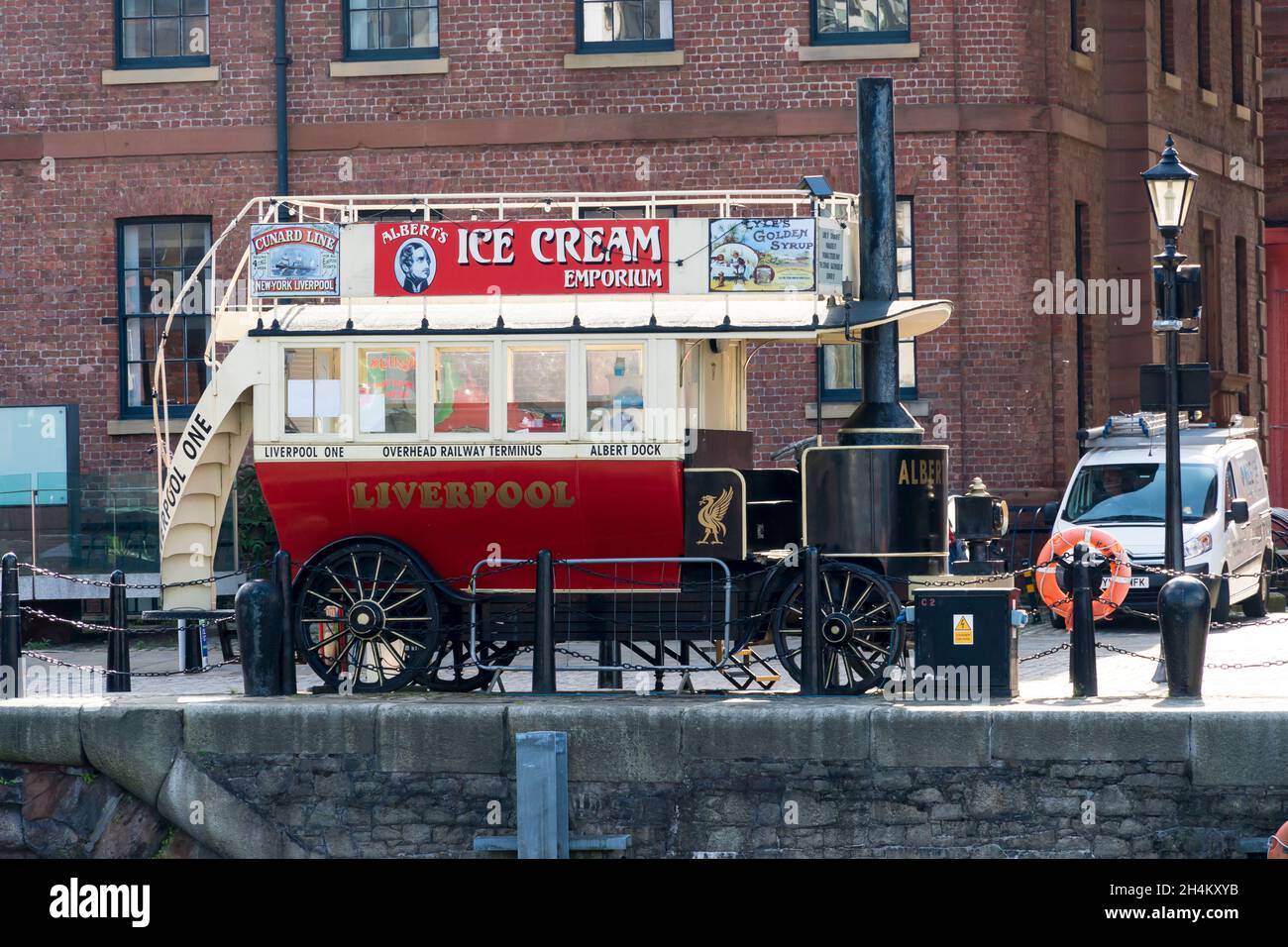Vecchio autobus a due piani con motore a vapore aperto che fa pubblicità a albert dock Liverpool 2021 Foto Stock