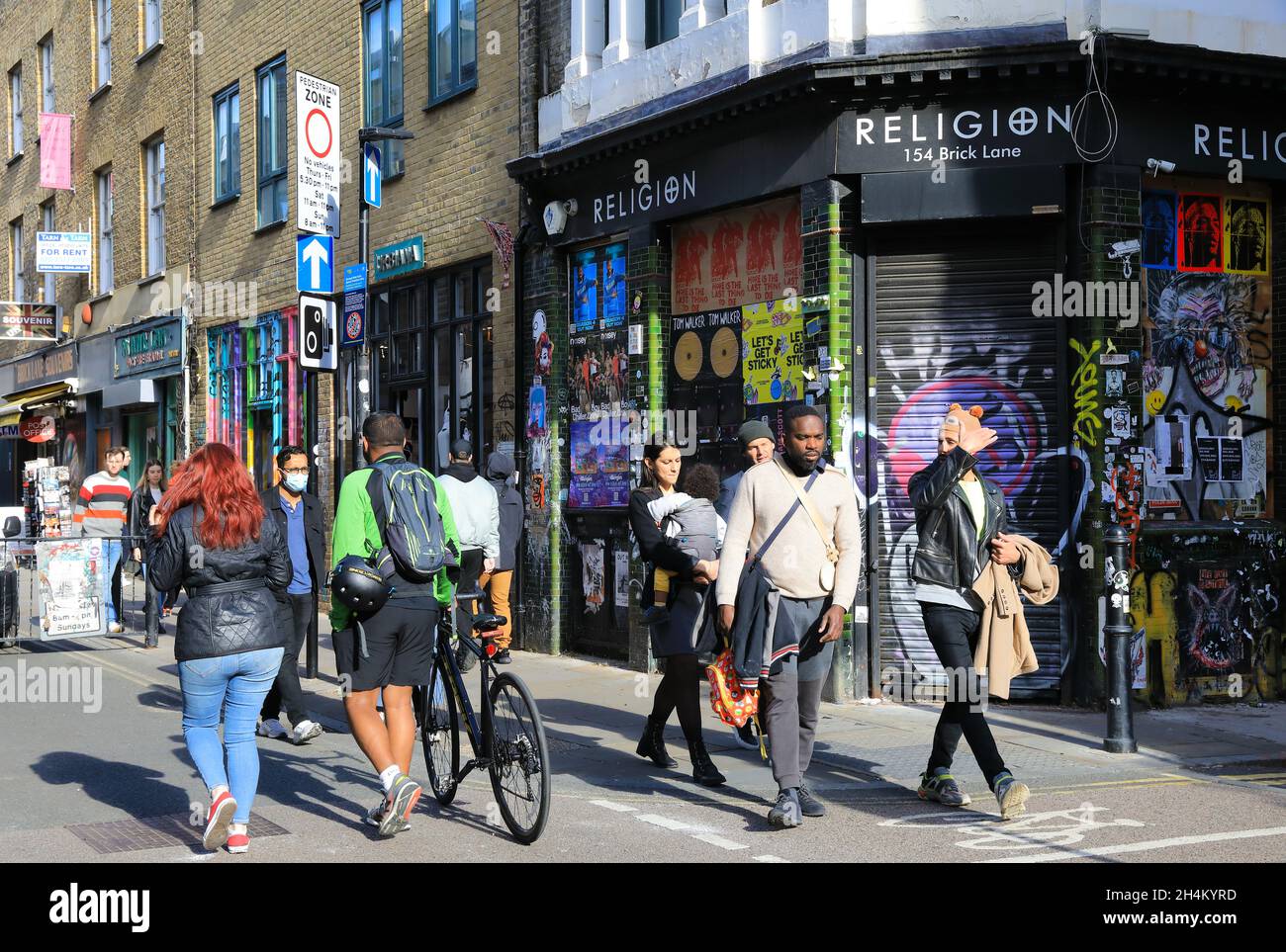 I negozi sono ancora chiusi a causa della pandemia di Covid a Brick Lane al sole d'autunno, a Tower Hamlets, nella zona est di Londra, Regno Unito Foto Stock