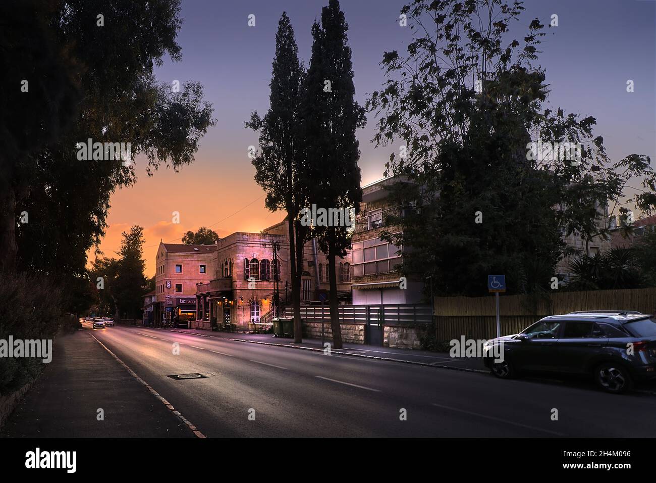 ALBUQUERQUE, NM, USA DICEMBRE 12 2010 le auto passano davanti alla Bubble Lounge, alla cucina Teriyaki e ai gioielli e ai mestieri indiani Foto Stock