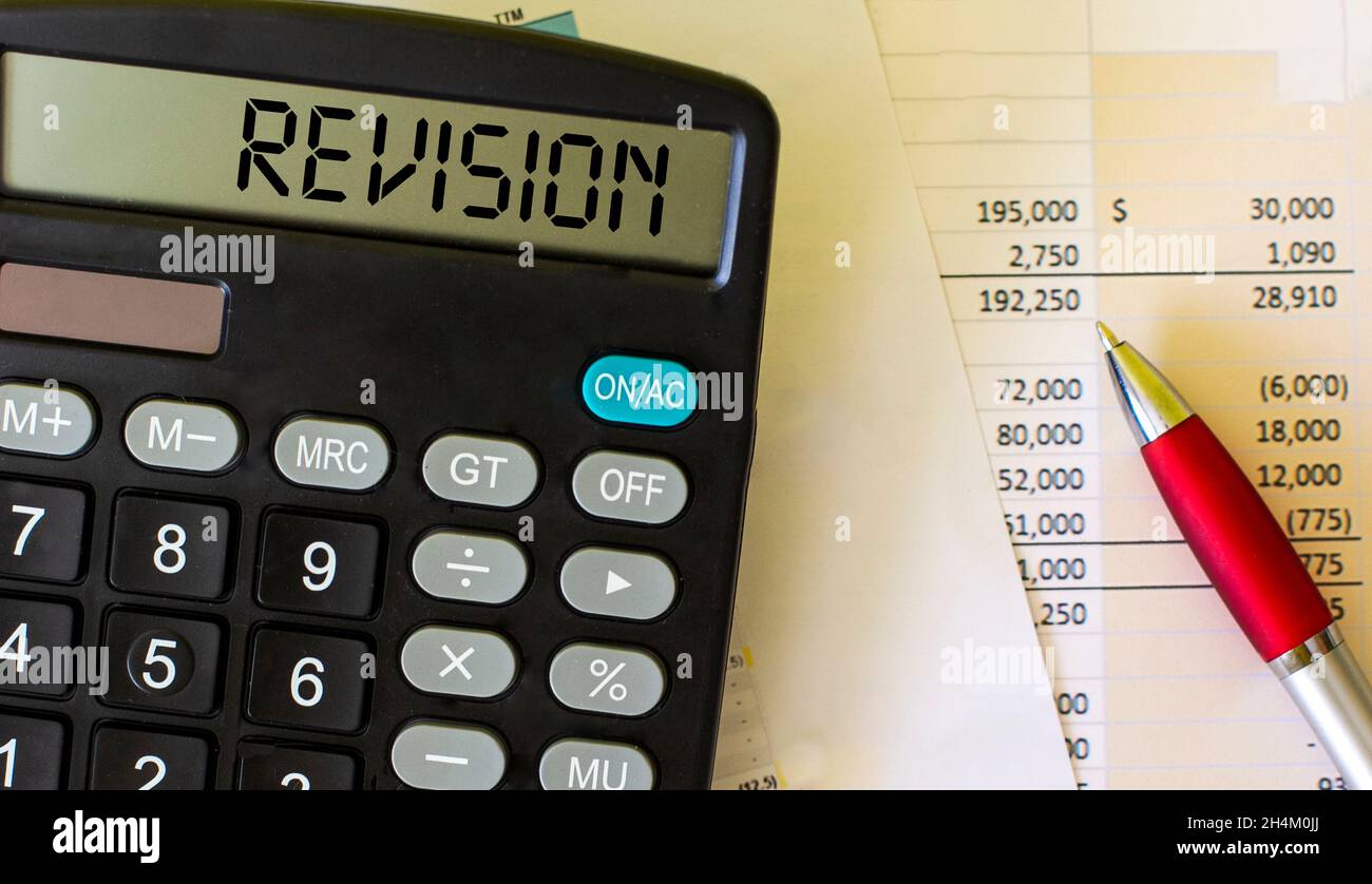 Revisione, testo sulla calcolatrice. Grafici e penna su sfondo bianco Foto Stock