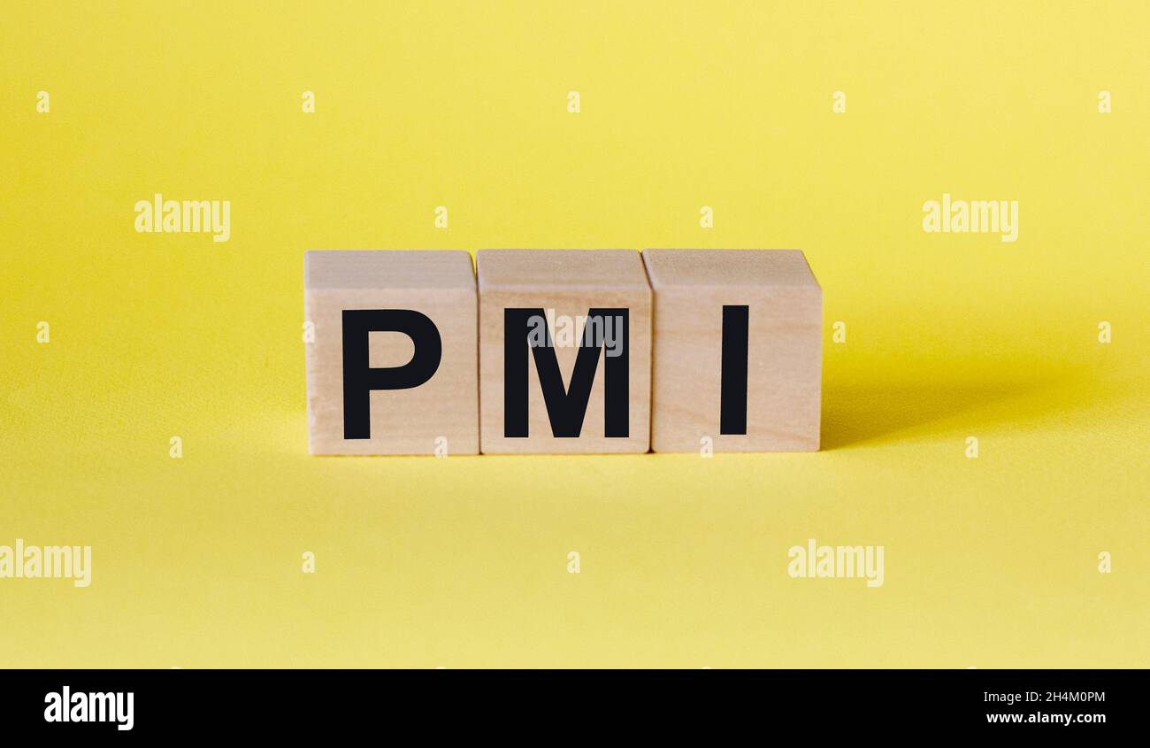 La parola PMI è costituita da blocchi di legno. Sfondo giallo .Business Concept Foto Stock