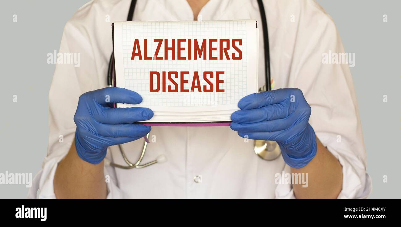 Dottore con testo su carta morbo di Alzheimer. Concetto medico Foto Stock