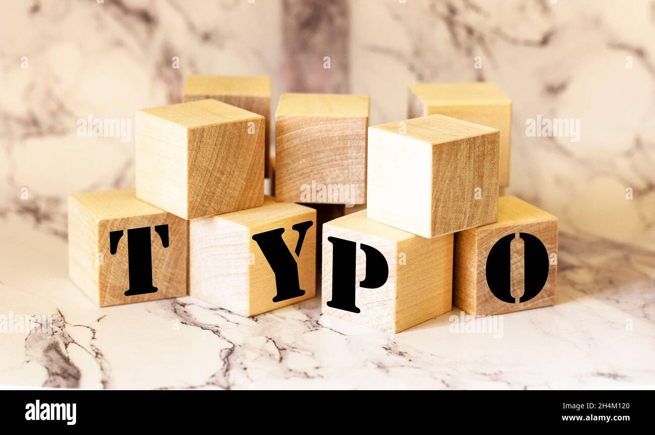 Parola typo di blocchi di legno su un tavolo di marmo Foto Stock