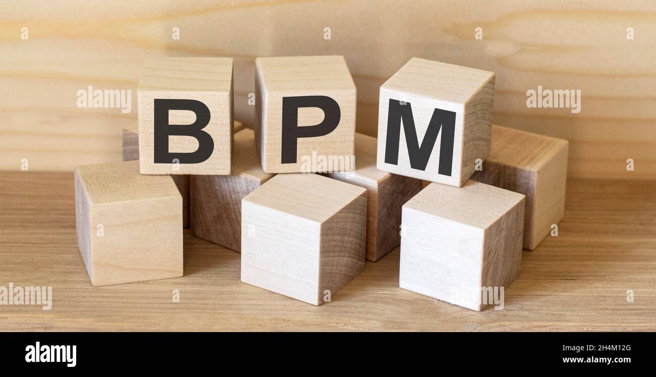 BPM text Gestione dei processi aziendali sui cubi di legno Foto Stock