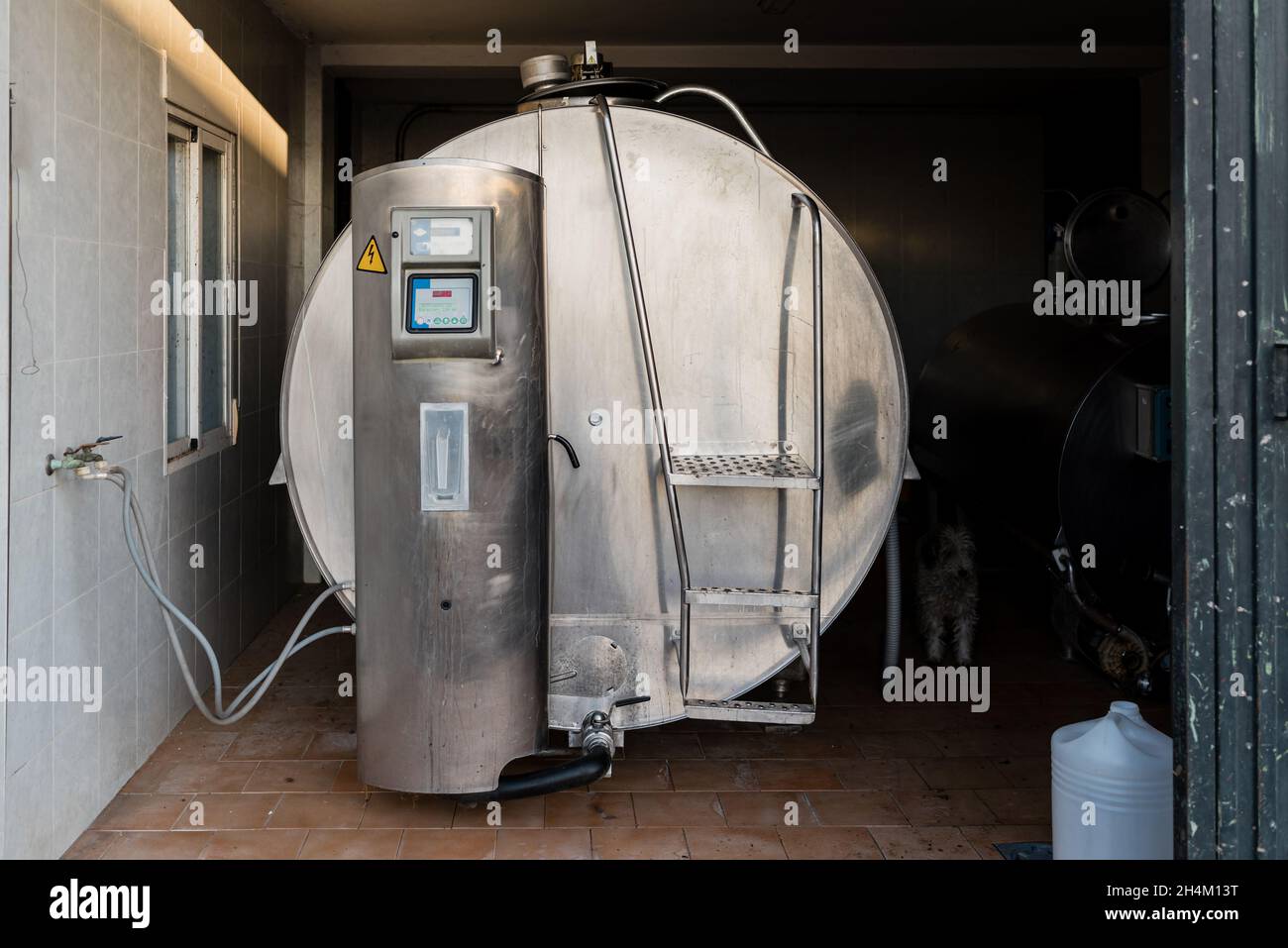 Serbatoio di raffreddamento del latte in un'azienda lattiero-casearia. Conservazione e raffreddamento del latte. Foto Stock