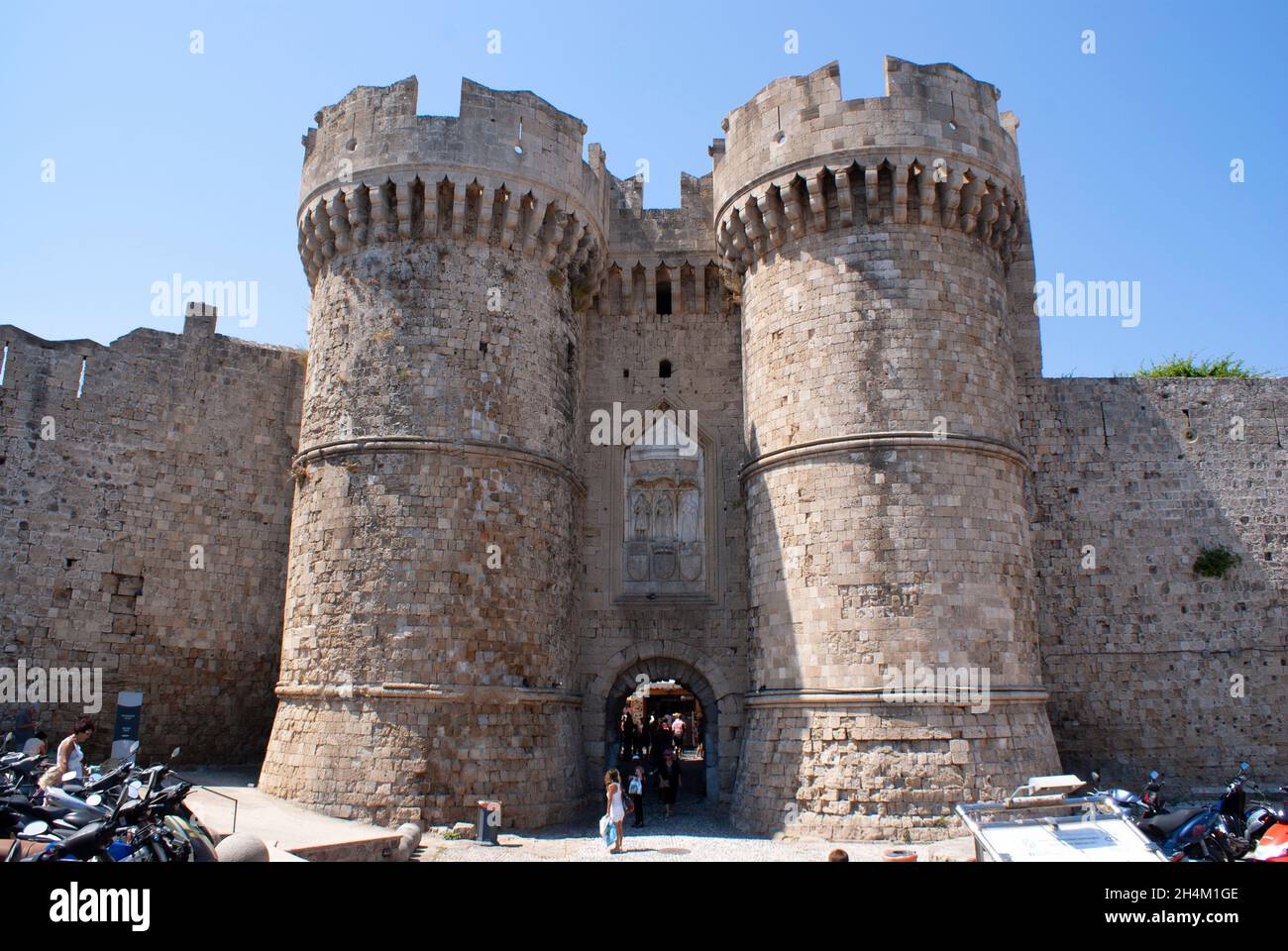 Rodi - Grecia - Agosto 19 2009 : entrata drammatica ed imponente al palazzo dei Gran Maestri pareti difensive aspetto paesaggistico girato con copia Foto Stock