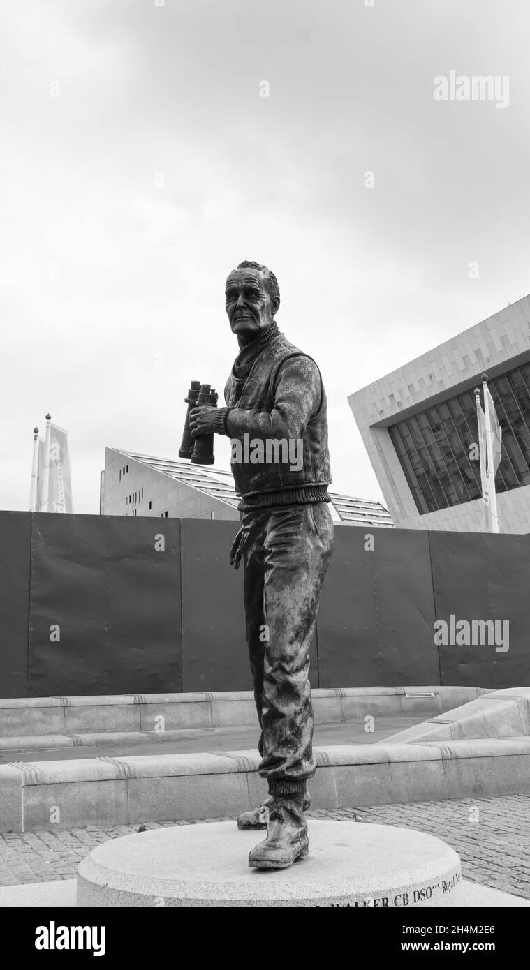 Memorial per il capitano F. J. Walker CB DSO Royal Navy, il Naval Memorial Pierhead, Liverpool 2021 Foto Stock