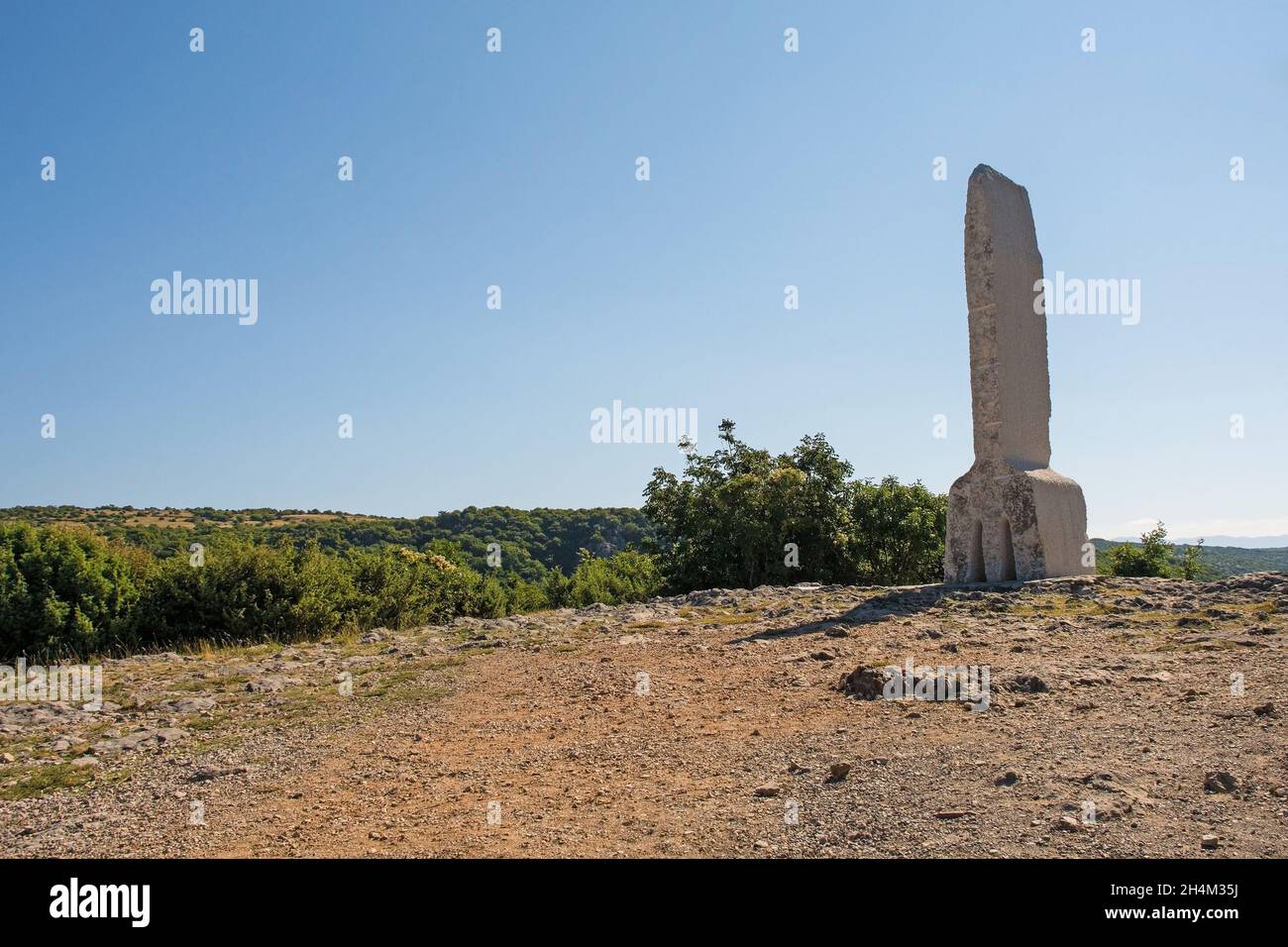Baska, Croazia - 4 settembre 2021. Parte del Sentiero dell'alfabeto glagolitico della Valle di Baska, il più antico alfabeto slavo conosciuto del IX secolo. Foto Stock