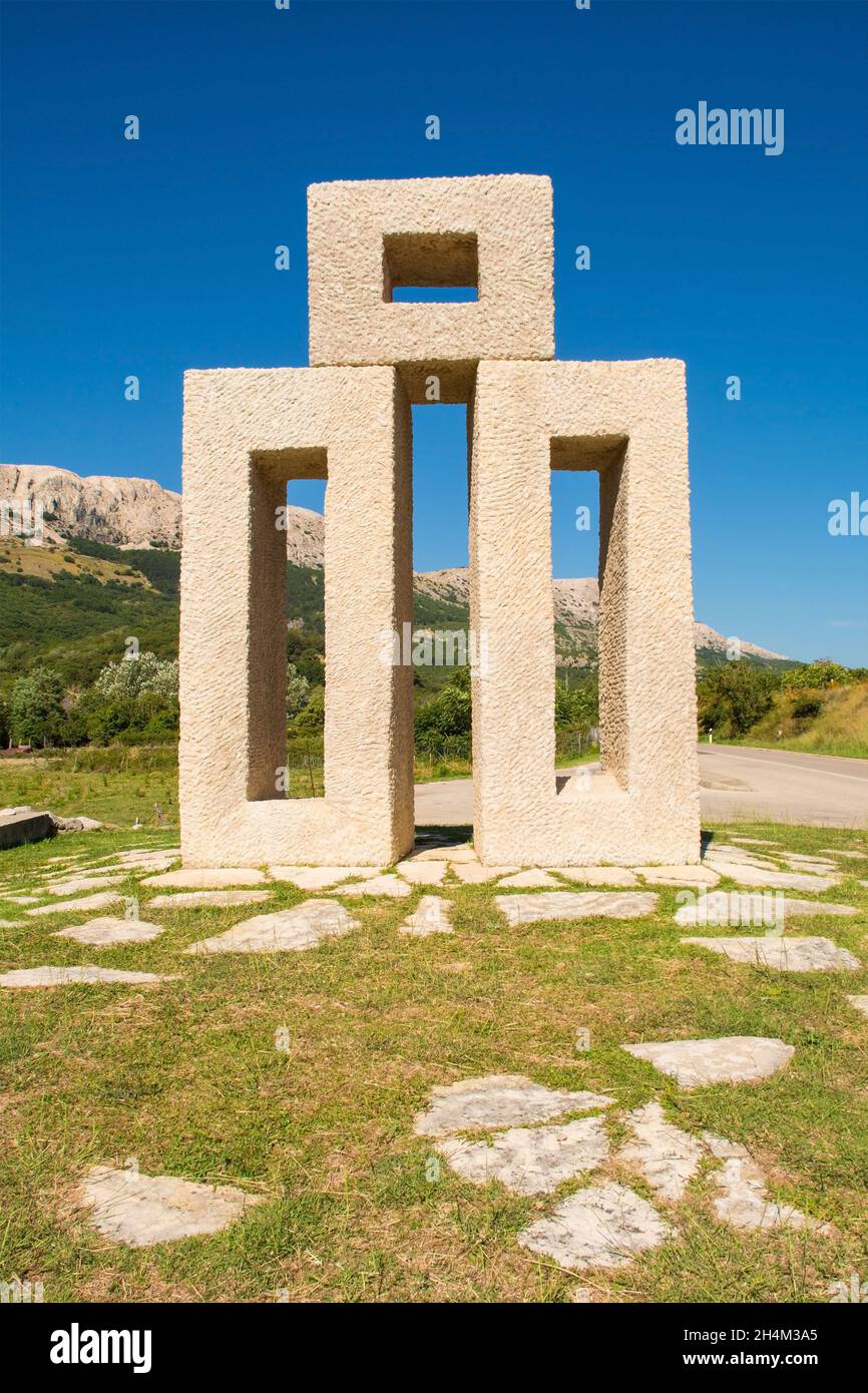 Juradvor, Croazia - 4 settembre 2021. Parte del sentiero dell'alfabeto glagolitico della Valle di Baska, il più antico alfabeto slavo conosciuto risalente al 9 ° secolo Foto Stock