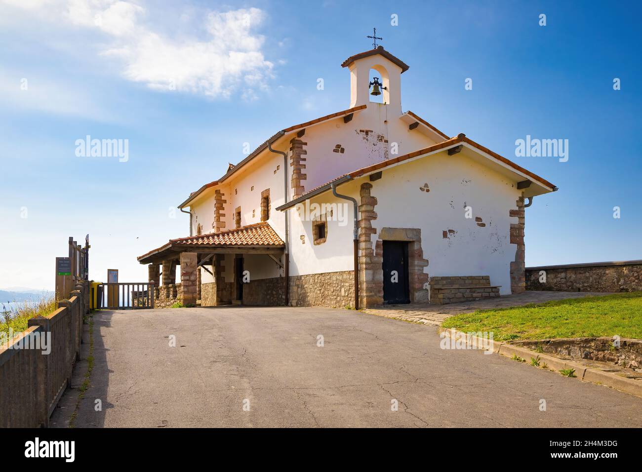 L'Ermita de San Telmo è un ottimo punto di vista delle formazioni geologiche di Flysch, dove partono diversi sentieri escursionistici. Zumaya, Euskadi, Foto Stock