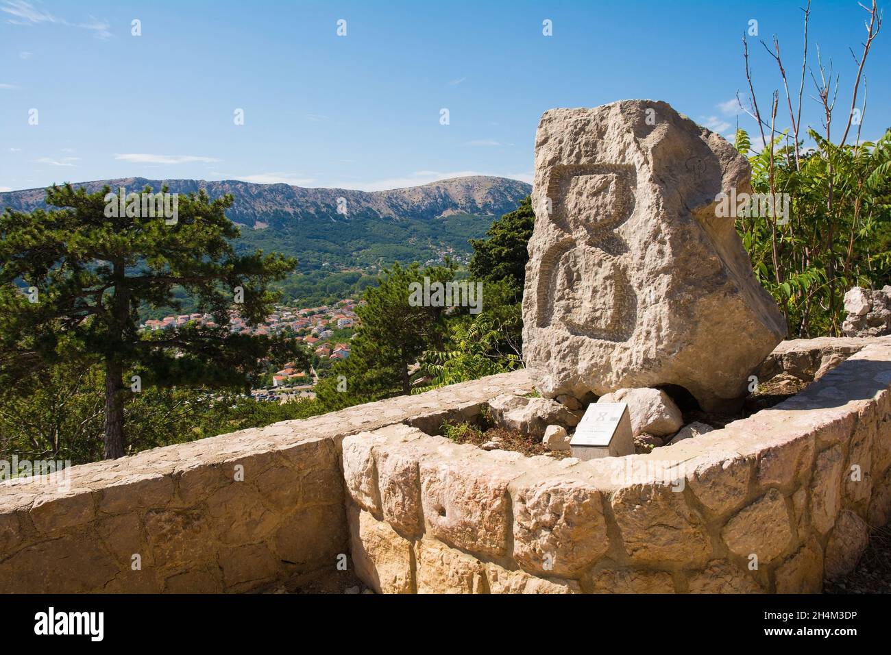 Baska, Croazia - 4 settembre 2021. Parte del Sentiero dell'alfabeto glagolitico della Valle di Baska, il più antico alfabeto slavo conosciuto del IX secolo. Foto Stock