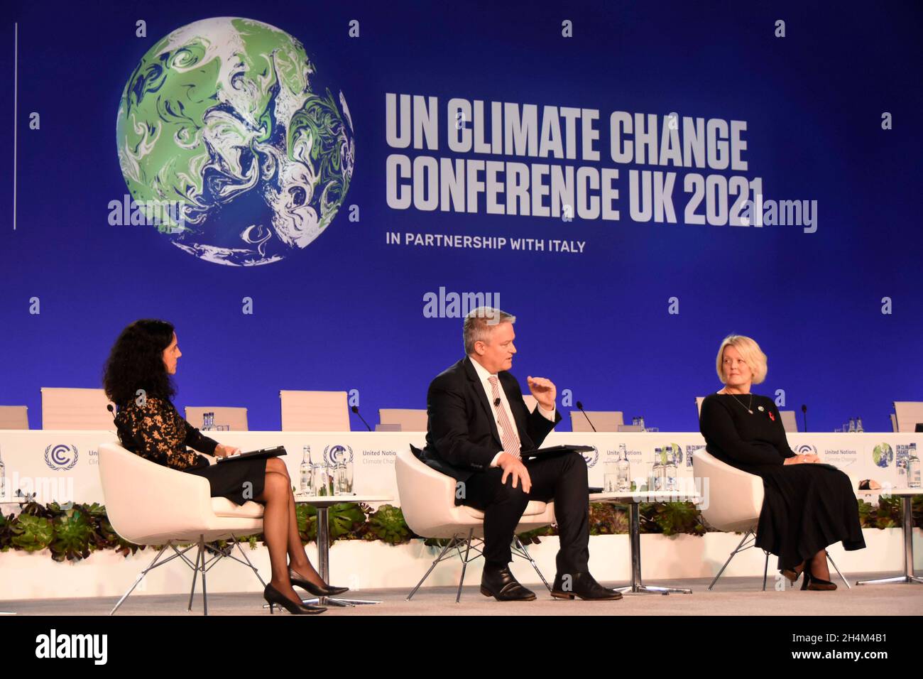 Glasgow, Lanarkshire, Regno Unito. 4 Dic 2021. Il Cancelliere del governo britannico, Rishi Sunak, ha parlato ai paesi della finanza al vertice COP26 sui cambiamenti climatici a Glasgow. Sunak ha presieduto una tavola rotonda sul tema "portare un sistema finanziario per un futuro netto zero e resiliente". Ha invitato i relatori (da sinistra a destra): Ministro dell'economia, Arbelche Azucena, Uruguay; Mathias Cormann, Segretario generale dell'OCSE; Alison Rose, Chief Executive NatWest Group; Carlos Dominguez, segretario delle finanze, Filippine; Chanceller britannico dello scacchiere, Rishi Sunak. (Credit Image: © Rod Harbinson/ZUMA Press Wire) Foto Stock