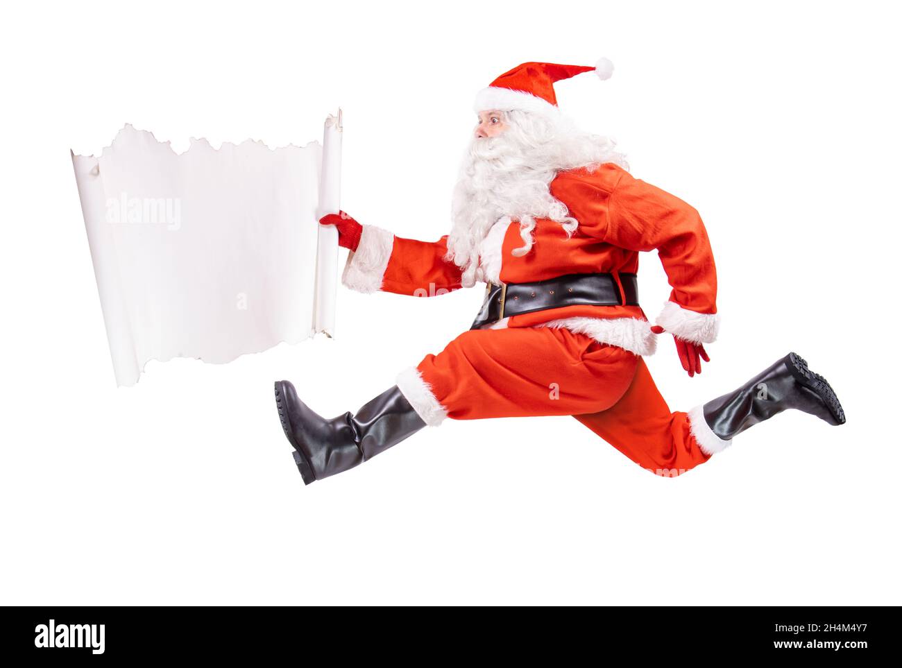 Babbo Natale corre con la carta vuota, isolata su sfondo bianco Foto Stock