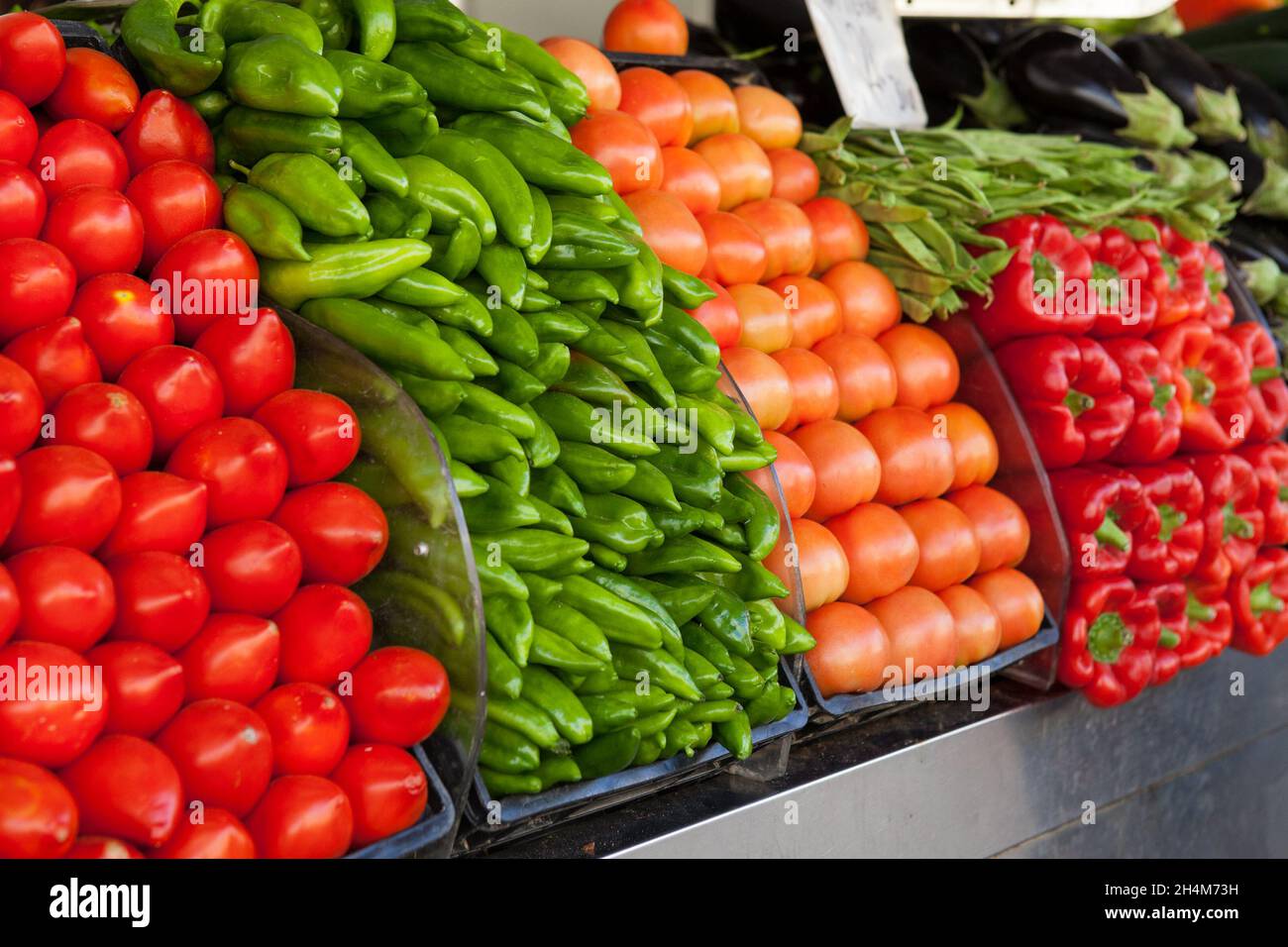 Esposizione di verdure nel mercato centrale di Cadiz Foto Stock