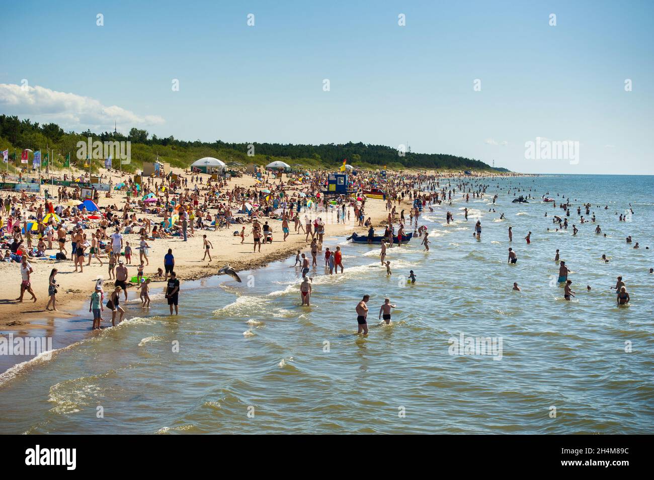 15 agosto 2017, Palanga, Lituania. Spiaggia affollata in estate caldo luminoso giorno d'estate. Foto Stock