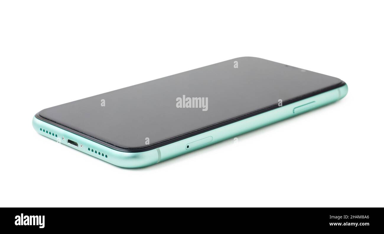 Mosca, Russia - 30 aprile 2020: Verde Apple iPhone 11 è situato isolato su uno sfondo bianco. Primo piano di un nuovo smartphone Apple. Foto Stock