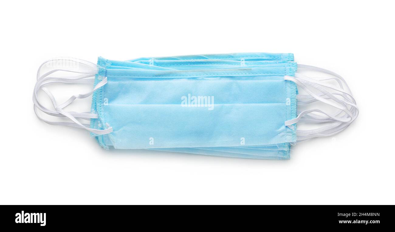 Maschera chirurgica blu chiaro impilata (maschera medica) con cinturino bianco per corda per coronavirus protettivo (COVID-19) pandemico o PM2.5 particelle di polvere isolat Foto Stock