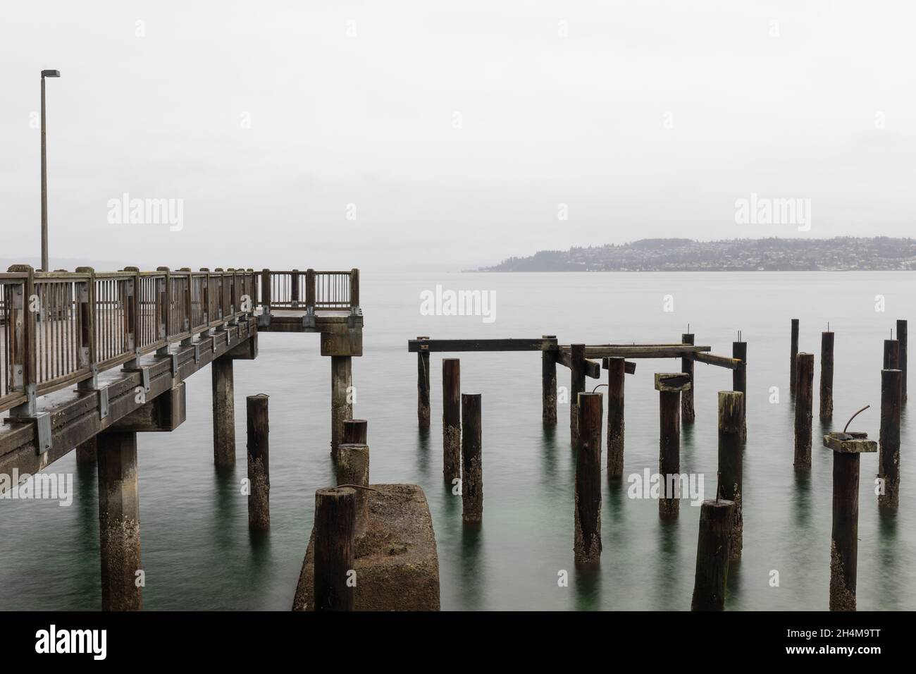 Giornata di nebbia al molo lungo la costa (Commencement Bay, Tacoma, WA) Foto Stock