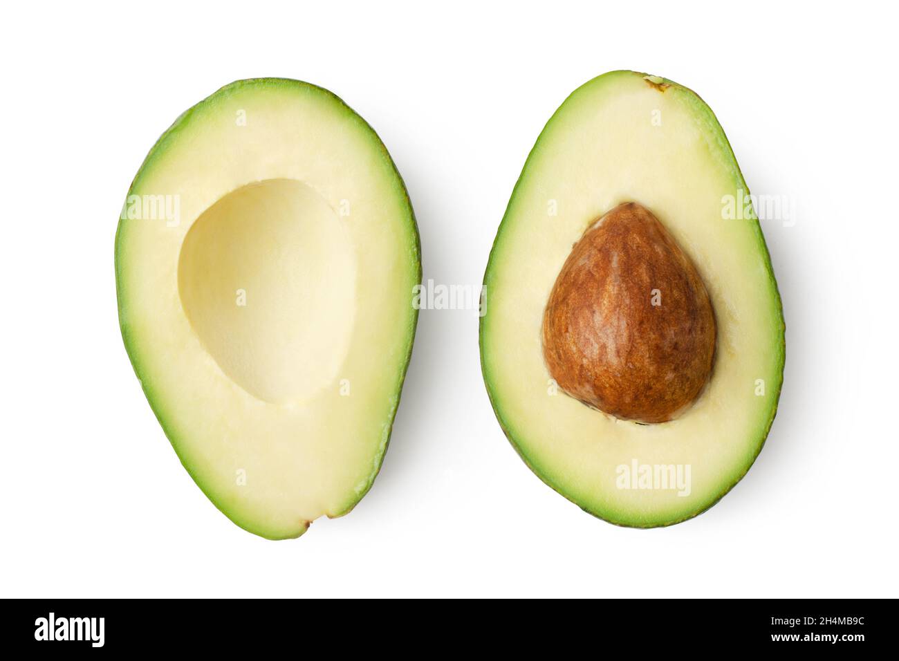 Due fette di avocado isolato su uno sfondo bianco. Uno strato di nucleo. Foto Stock