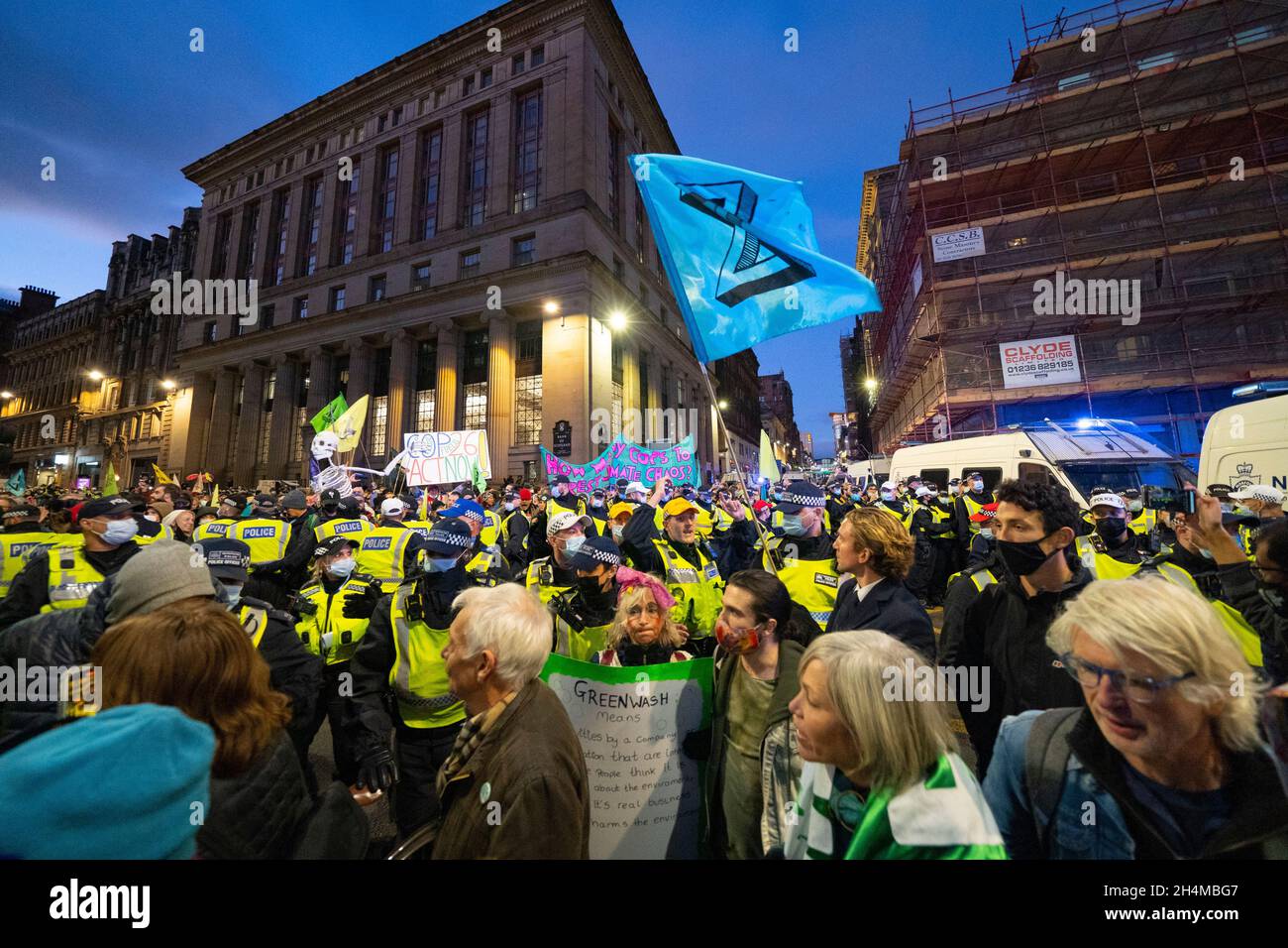 Glasgow, Scozia, Regno Unito. 3 novembre 2021. Il 4° giorno della Conferenza delle Nazioni Unite sul cambiamento climatico a Glasgow ha assistito a manifestazioni del gruppo di protesta della ribellione di estinzione nel centro di Glasgow. Dopo essere stati inseguiti dalla polizia hanno organizzato una seduta di protesta bloccando St Vincent Street. I manifestanti furono poi scortati e scortati attraverso la città e permisero di camminare oltre la sede della COP26 a Finnieston. Iain Masterton/Alamy Live News. Foto Stock