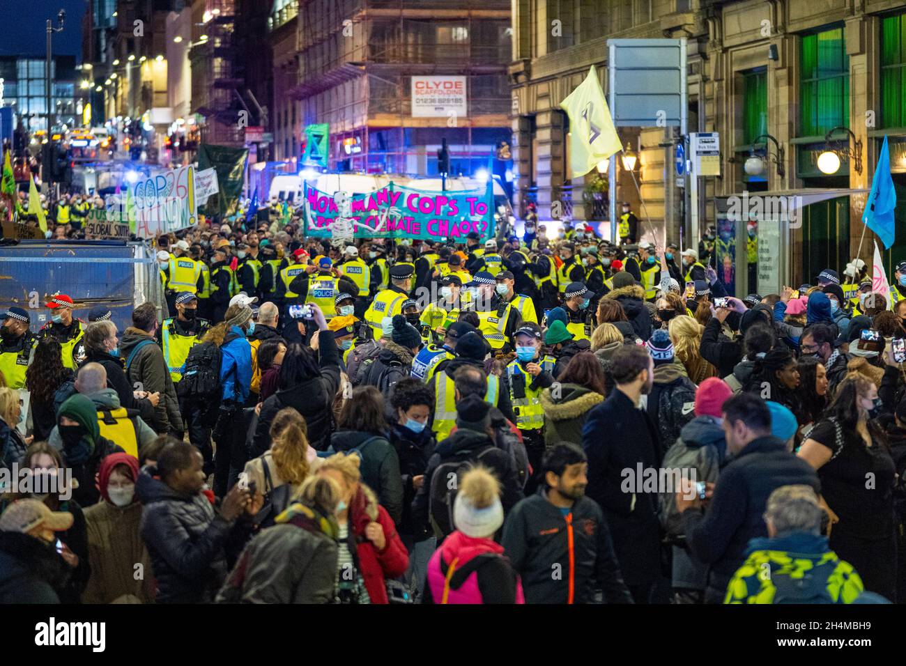 Glasgow, Scozia, Regno Unito. 3 novembre 2021. Il 4° giorno della Conferenza delle Nazioni Unite sul cambiamento climatico a Glasgow ha assistito a manifestazioni del gruppo di protesta della ribellione di estinzione nel centro di Glasgow. Dopo essere stati inseguiti dalla polizia hanno organizzato una seduta di protesta bloccando St Vincent Street. I manifestanti furono poi scortati e scortati attraverso la città e permisero di camminare oltre la sede della COP26 a Finnieston. Iain Masterton/Alamy Live News. Foto Stock