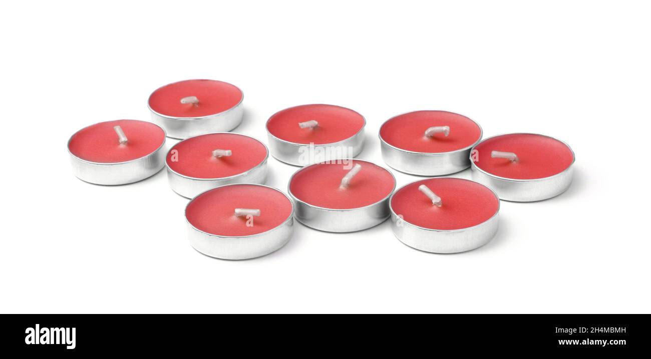 Piccole candele rotonde rosse isolate su sfondo bianco. Candele aromatiche,  natalizie e romantiche Foto stock - Alamy