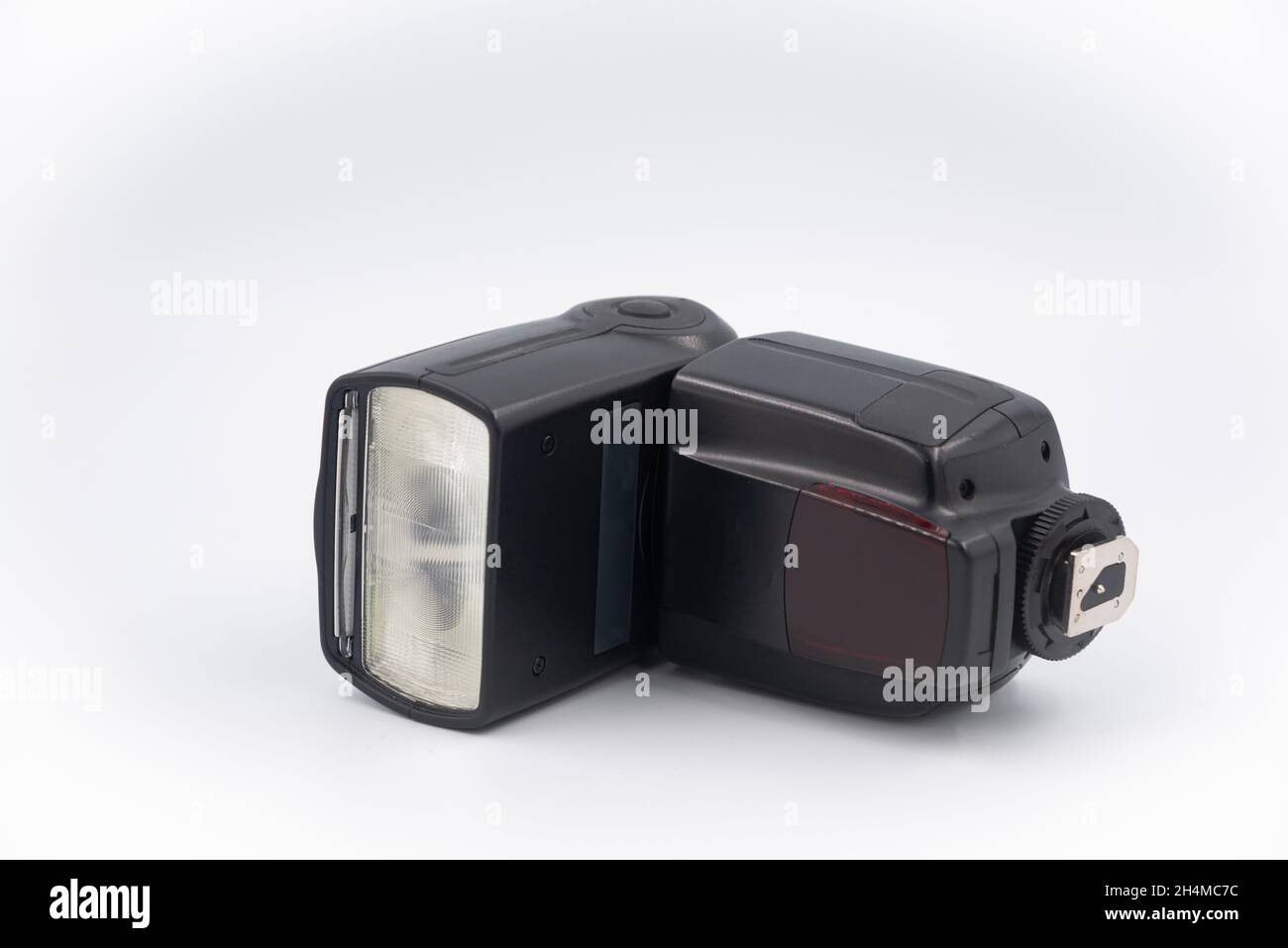 Speedlight isolato su sfondo bianco. L'unità flash della fotocamera è  dotata di un'interfaccia utente migliorata e di una maggiore durata Foto  stock - Alamy