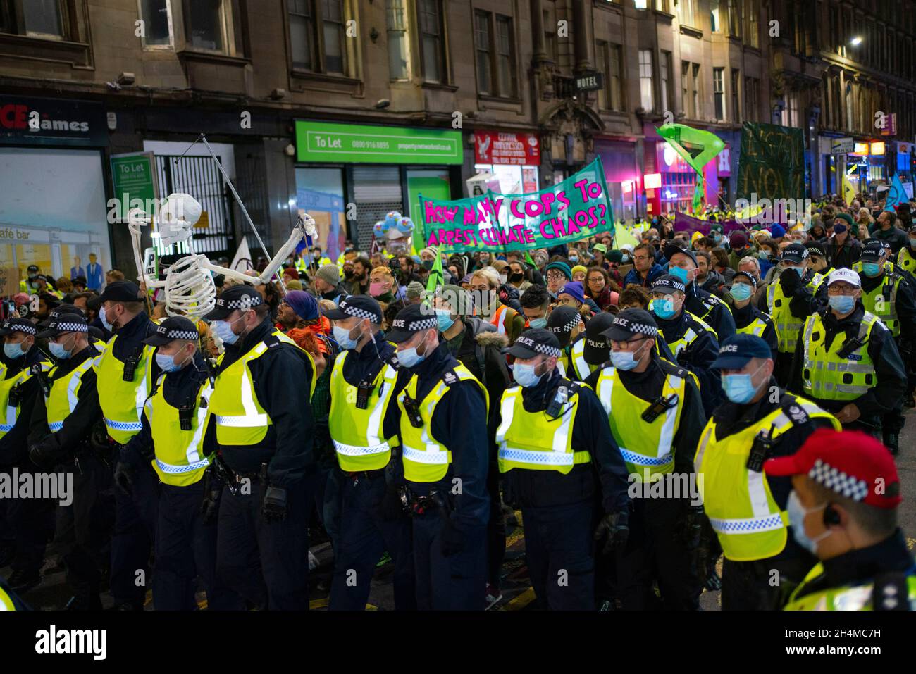 Glasgow, Scozia, Regno Unito. 3 novembre 2021. Il 4° giorno della Conferenza delle Nazioni Unite sul cambiamento climatico a Glasgow ha assistito a manifestazioni del gruppo di protesta della ribellione di estinzione nel centro di Glasgow. Dopo essere stati inseguiti dalla polizia hanno organizzato una seduta di protesta bloccando St Vincent Street. I manifestanti furono poi scortati e scortati attraverso la città e permisero di camminare oltre la sede della COP26 a Finnieston. Iain Masterton/Alamy Live News. Foto Stock