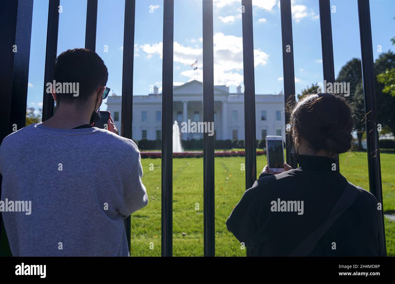 Washington, Stati Uniti. 03 novembre 2021. La gente scatta una foto della Casa Bianca a Washington, DC mercoledì 3 novembre 2021. I visitatori possono ora salire fino alla recinzione della Casa Bianca dopo che le barricate dell’era Trump sono state rimosse. Foto di Leigh Vogel/UPI Credit: UPI/Alamy Live News Foto Stock