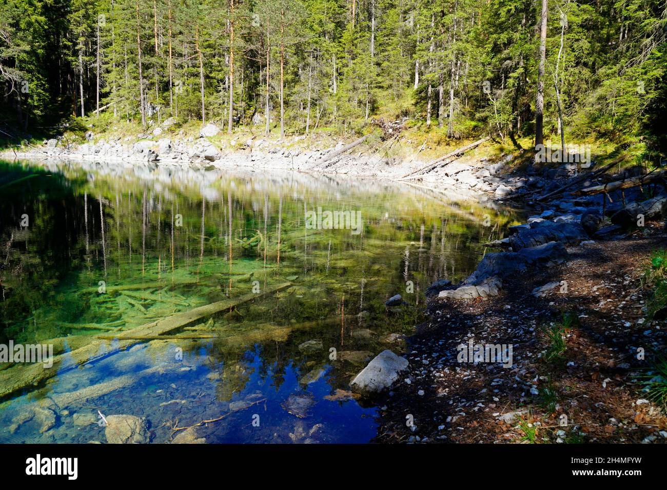 Pittoresco lago verde smeraldo vicino al lago Eibsee ai piedi del monte Zugspitze in Baviera (Germania) Foto Stock