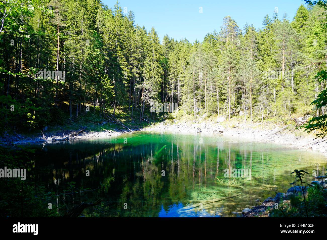 Pittoresco lago verde smeraldo vicino al lago Eibsee ai piedi del monte Zugspitze in Baviera (Germania) Foto Stock