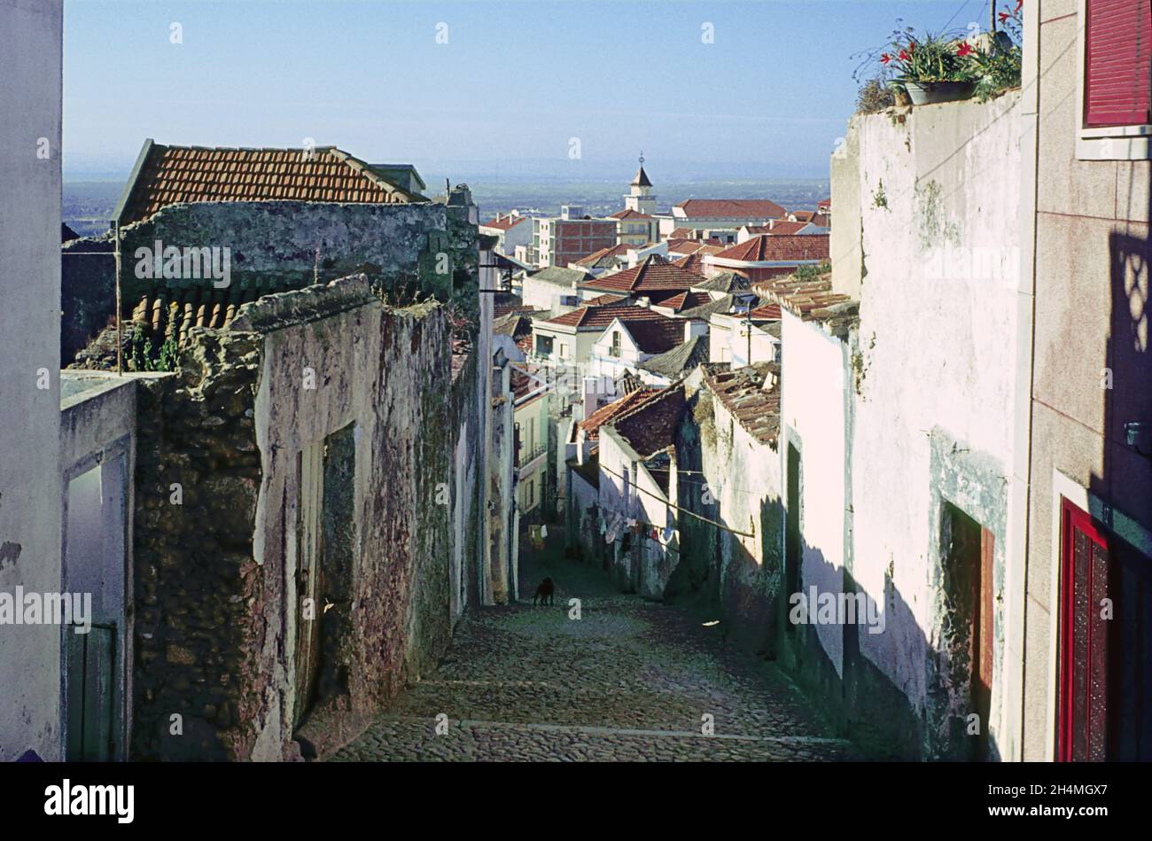Una ripida stradina acciottolata: Rua do Arrabalde, Palmela, Portogallo, 50 anni fa. Fotografia del film Vintage Transparency del 1969. Foto Stock