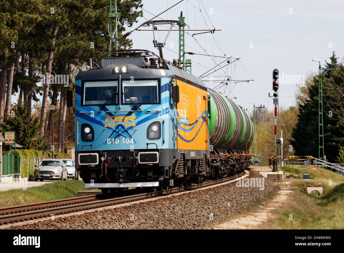 Siofok, Ungheria - 12 aprile 2021: Trasporto ferroviario internazionale. Carro ferroviario per il trasporto merci alla stazione ferroviaria. Trasporto e spedizione globale. Foto Stock