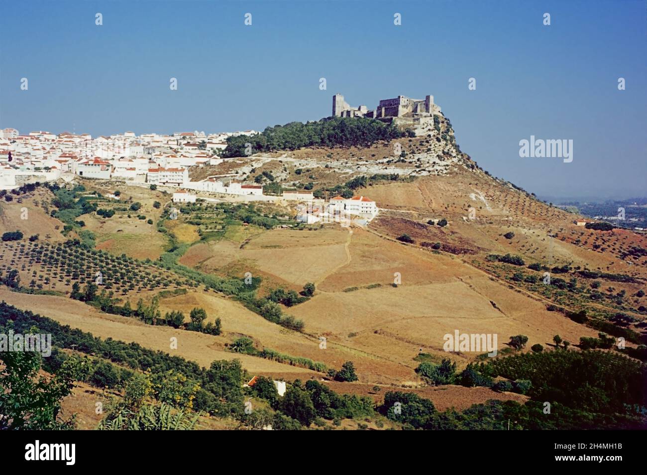Panorama di Palmela, con il suo Castelo che domina il paesaggio: Palmela, Portogallo, 50 anni fa. Fotografia del film Vintage Transparency del 1969. Foto Stock