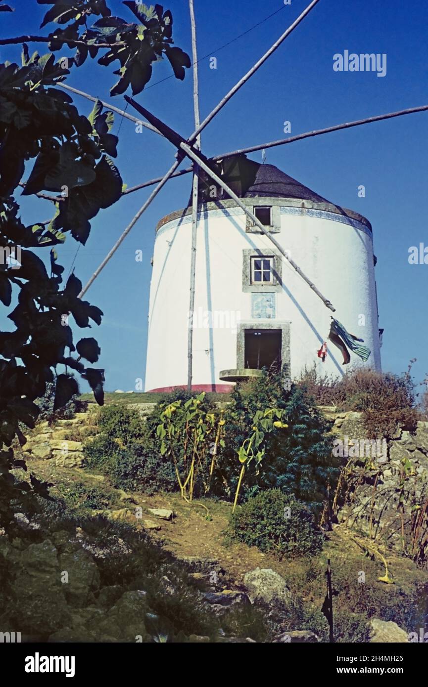 Pittoresco vecchio mulino a vento sulla Serra do Louro, Palmela, Portogallo, 50 anni fa. Fotografia del film Vintage Transparency del 1969. Foto Stock