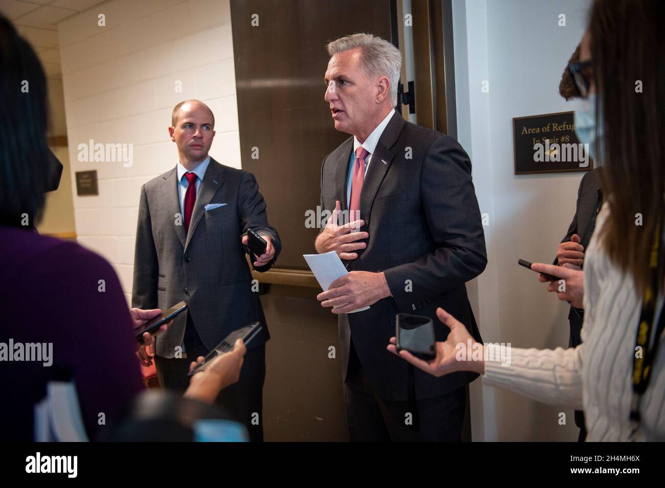 Washington, Stati Uniti d'America. 03 novembre 2021. Kevin McCarthy (repubblicano della California), leader della minoranza della Camera degli Stati Uniti, si ferma a parlare con i giornalisti mentre parte una conferenza stampa al Campidoglio degli Stati Uniti a Washington, DC, mercoledì 3 novembre 2021. Credit: Rod Lammey/CNP/Sipa USA Credit: Sipa USA/Alamy Live News Foto Stock