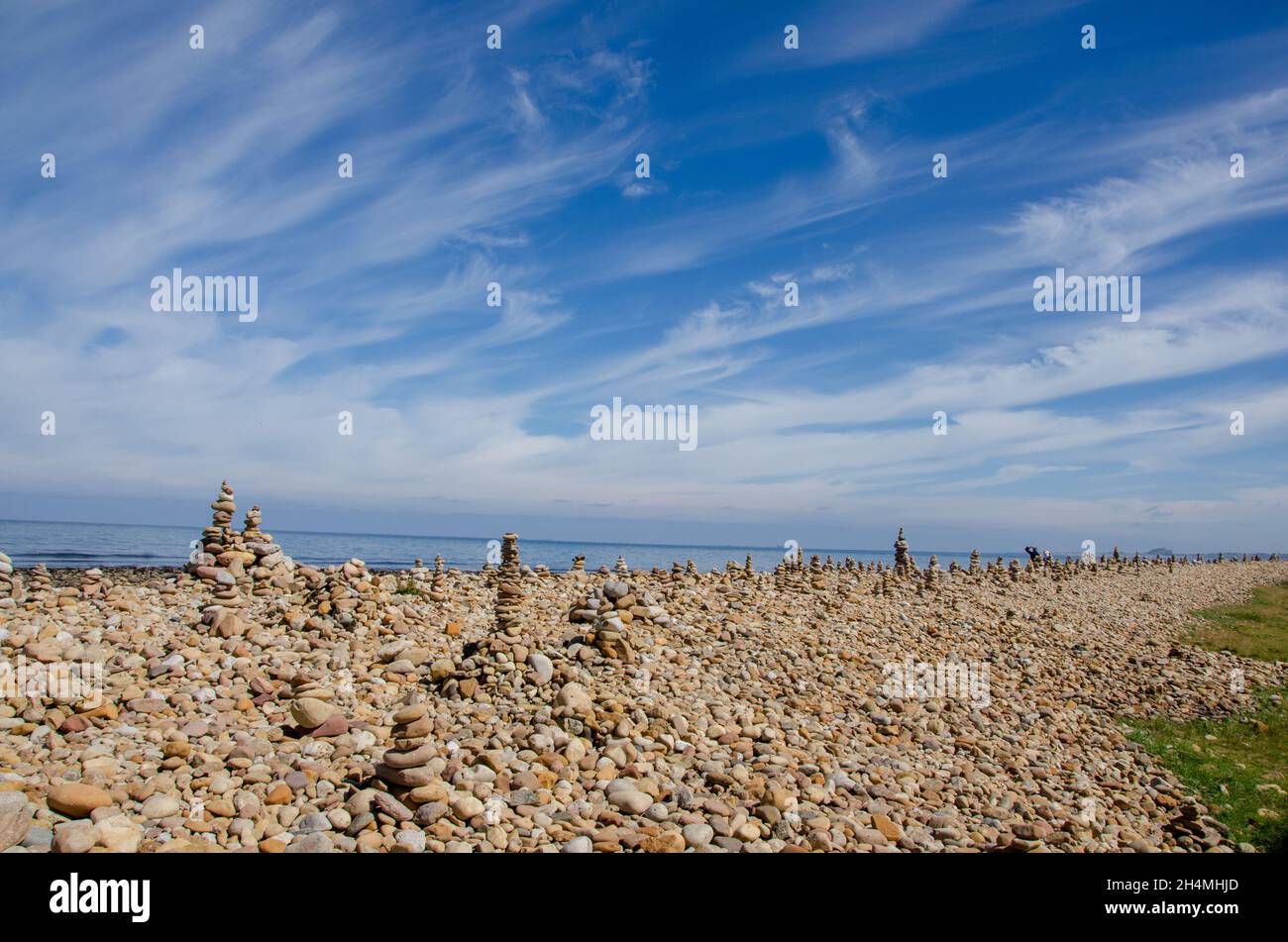 Cairns è stata costruita dai visitatori del castello di Lindisfarne su Holy Island, al largo della costa del Northumberland, nel nord-est dell'Inghilterra, Regno Unito. Foto Stock