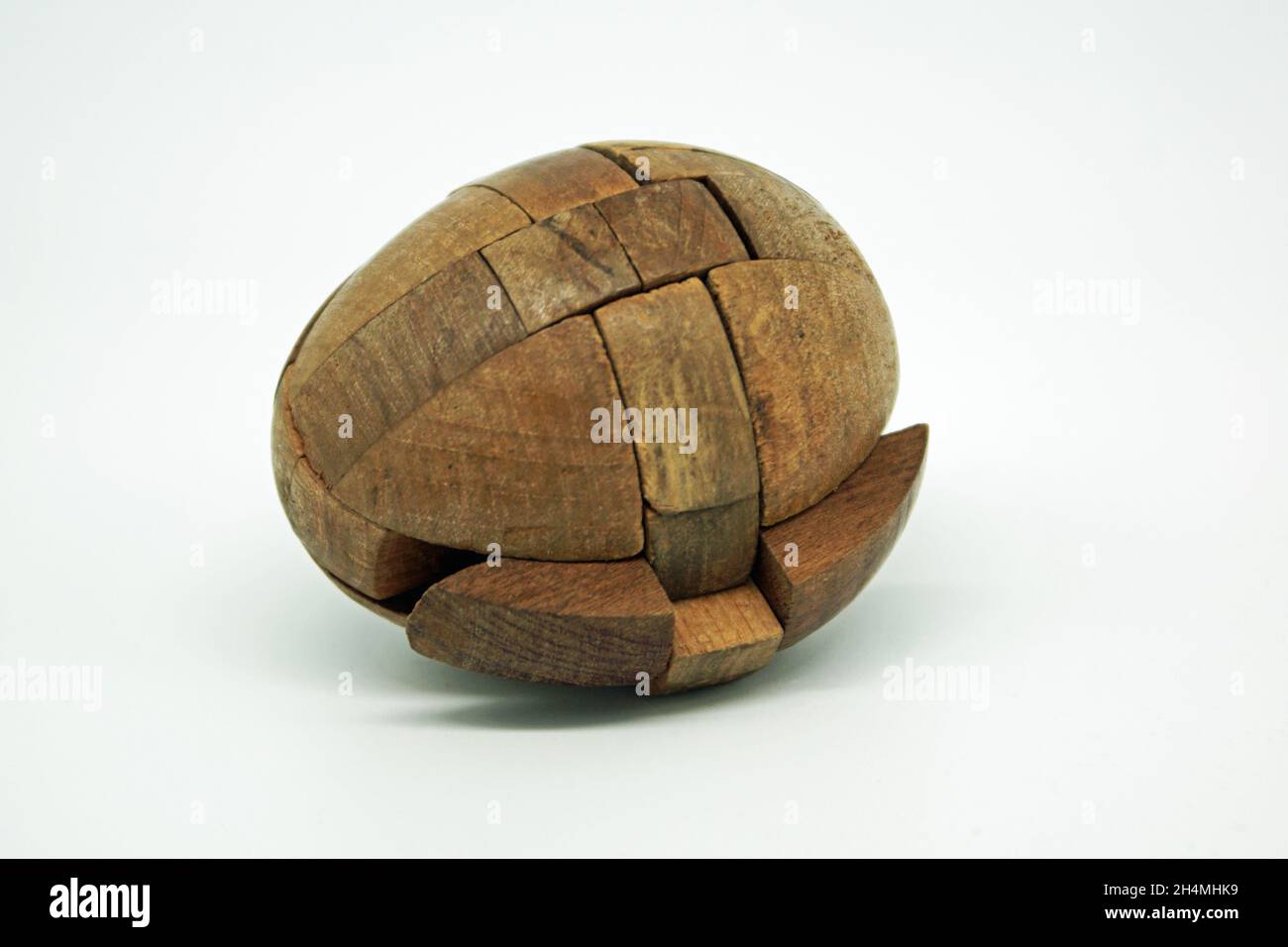 Uovo di puzzle in legno. Ginnastica cerebrale. Puzzle in legno complicato a forma di uovo Foto Stock