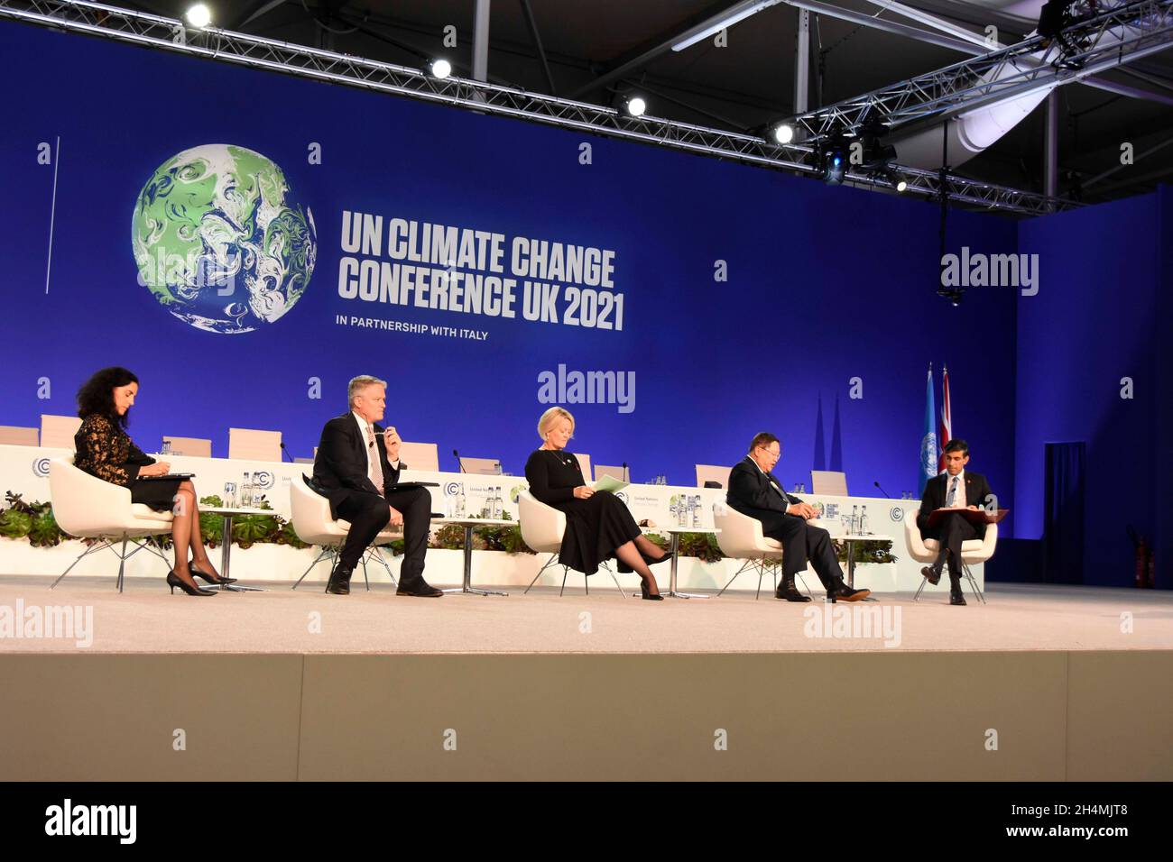 Glasgow, Scozia, Regno Unito. 3 novembre 2021. Il Cancelliere del governo britannico, Rishi Sunak, ha parlato ai paesi della finanza al vertice COP26 sui cambiamenti climatici a Glasgow. Sunak ha presieduto una tavola rotonda sul tema "portare un sistema finanziario per un futuro netto zero e resiliente". Ha invitato i relatori (da sinistra a destra): Ministro dell'economia, Arbelche Azucena, Uruguay; Mathias Cormann, Segretario generale dell'OCSE; Alison Rose, Chief Executive NatWest Group; Carlos Dominguez, segretario delle finanze, Filippine; Chanceller britannico dello scacchiere, Rishi Sunak. (Credit Image: © Rod Harbinson/ZUMA Press Wire) Foto Stock