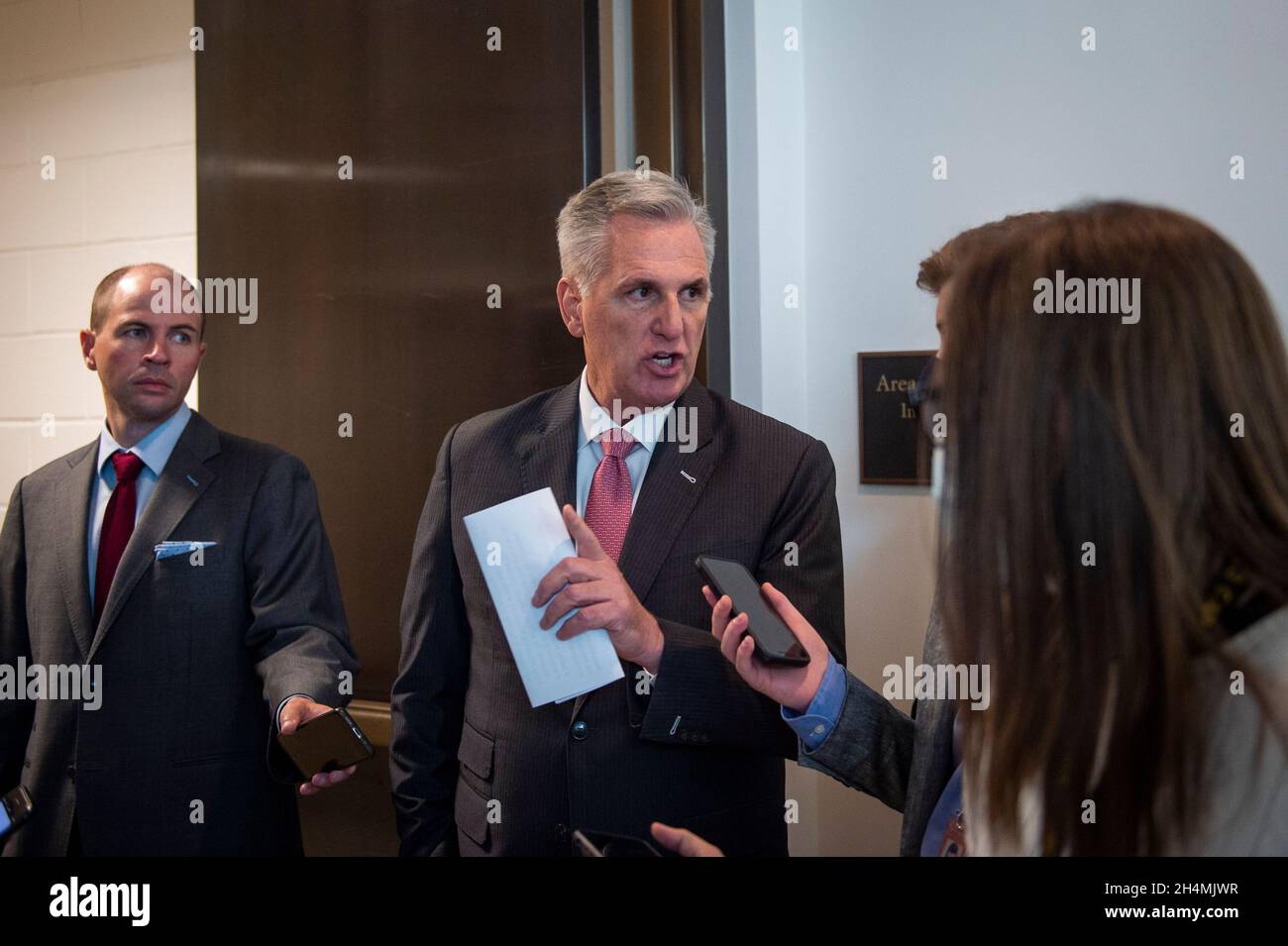 Washington, Stati Uniti d'America. 03 novembre 2021. Kevin McCarthy (repubblicano della California), leader della minoranza della Camera degli Stati Uniti, si ferma a parlare con i giornalisti mentre parte una conferenza stampa al Campidoglio degli Stati Uniti a Washington, DC, mercoledì 3 novembre 2021. Credit: Rod Lammey/CNP/Sipa USA Credit: Sipa USA/Alamy Live News Foto Stock