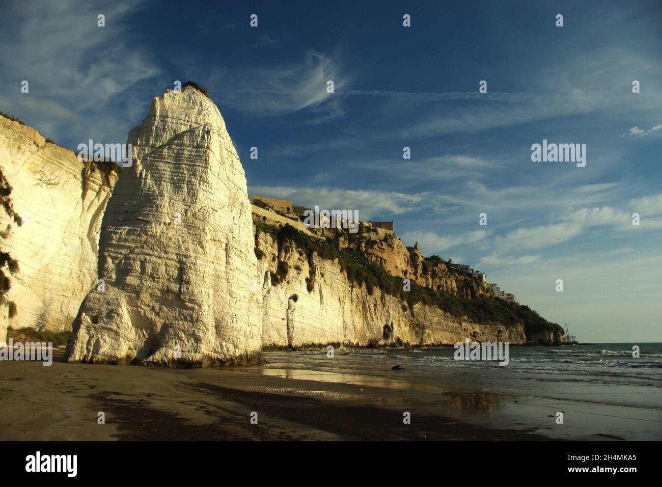 Vieste - Puglia - il famoso monolito Pizzomuno situato sulla spiaggia del Castello Foto Stock